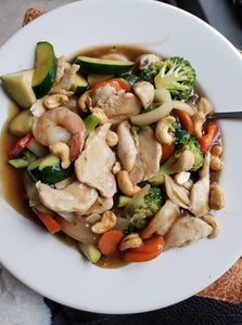 Stir-fry Kits - DIY Meal Kits, available in Cashew or Ginger Stir-fry, Complete with all ingredients (Fresh Veggies, Sliced Chicken and Sauce)